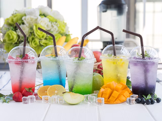 Coloridas sodas italianas en vasos